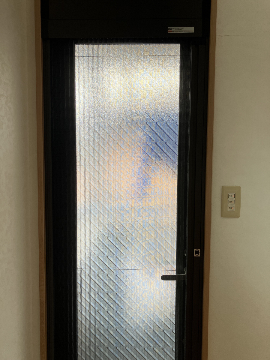 トータスエステート 本店の【広島市安佐北区】破れた勝手口網戸を短時間で交換｜しまえるんですαの施工後の写真1