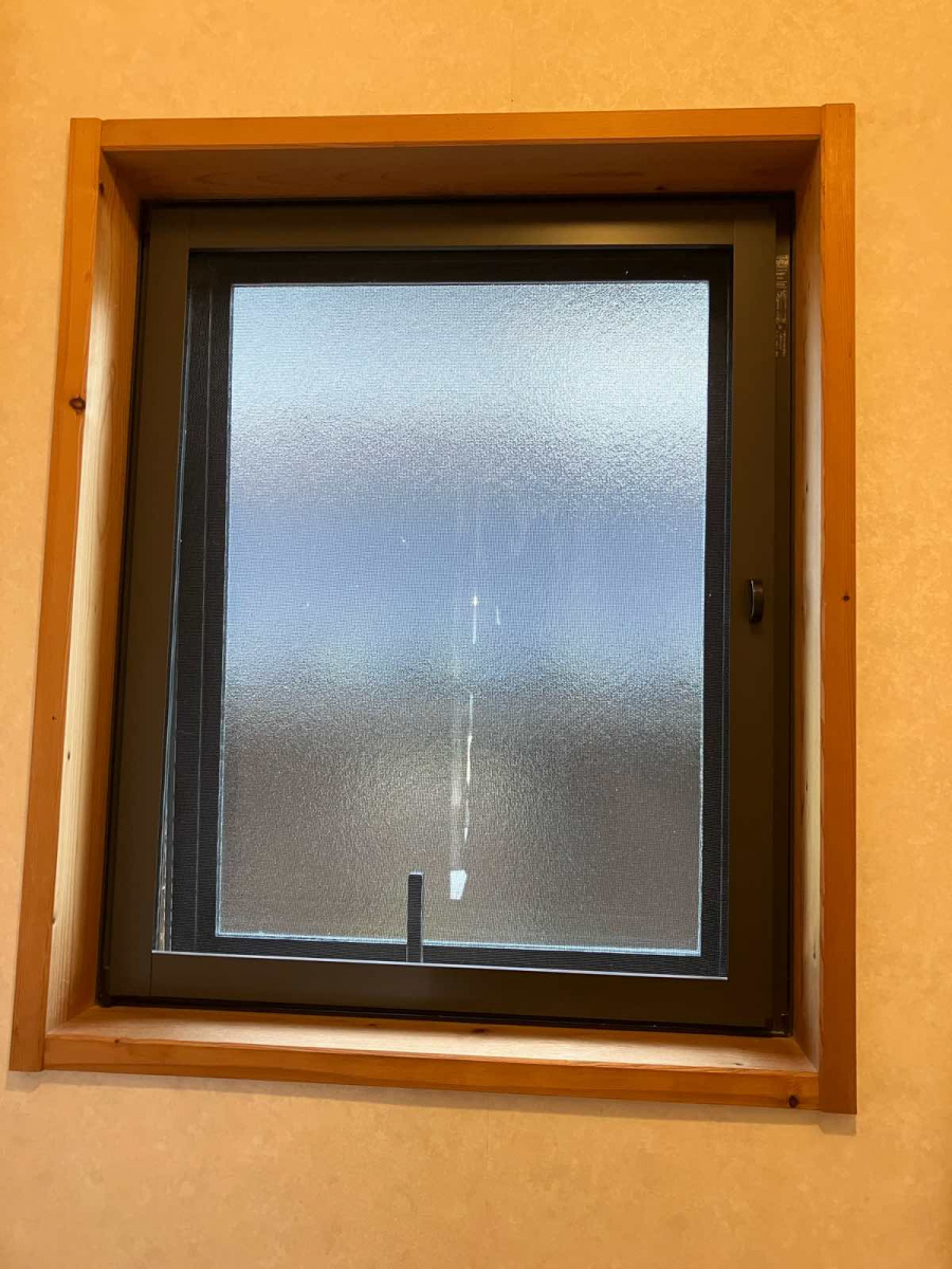 トータスエステート 本店の【広島市安佐北区】結露と防音を考慮したトイレ内窓リフォーム事例の施工前の写真1