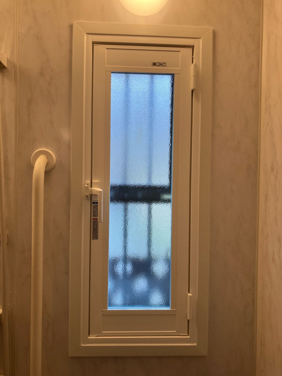 トータスエステート 本店の【広島市安佐北区】～補助金活用～結露と冷えを抑える浴室対策｜内窓『インプラス』施工事例の施工後の写真1