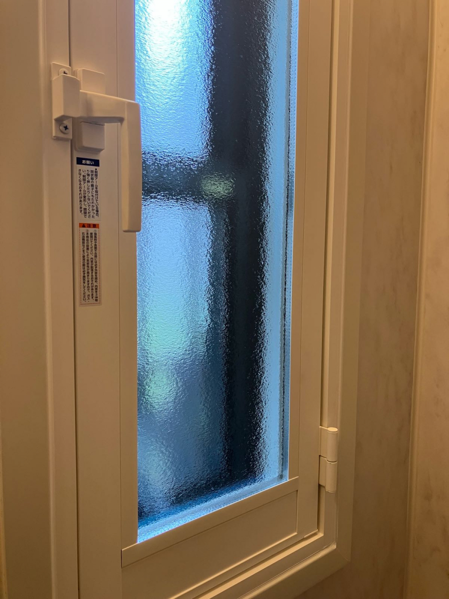 トータスエステート 本店の【広島市安佐北区】～補助金活用～結露と冷えを抑える浴室対策｜内窓『インプラス』施工事例の施工後の写真2