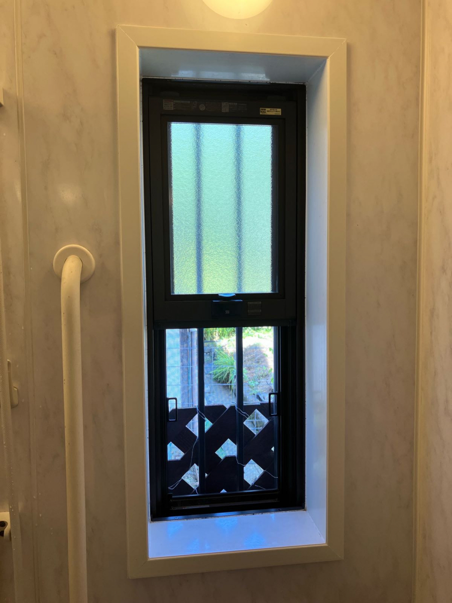 トータスエステート 本店の【広島市安佐北区】～補助金活用～結露と冷えを抑える浴室対策｜内窓『インプラス』施工事例の施工前の写真1