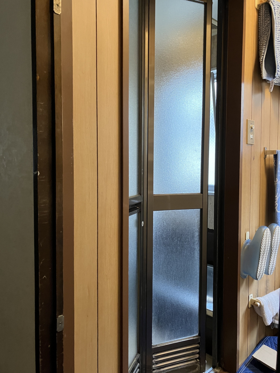 トータスエステート 本店の【広島市安佐北区】浴室折戸の不具合を『リシェント浴室中折ドア』で解決！の施工前の写真1