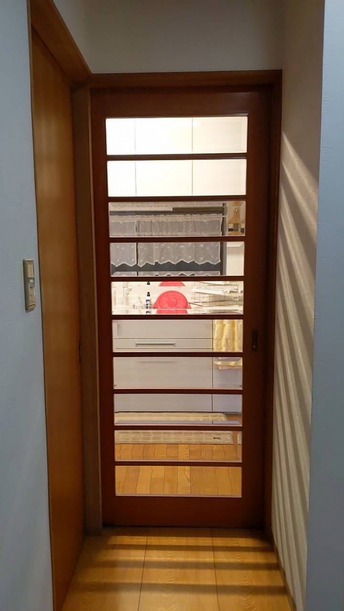 トータスエステート 本店の【広島市安佐北区】重たい室内引戸を軽く快適に！木製建具交換の施工前の写真1