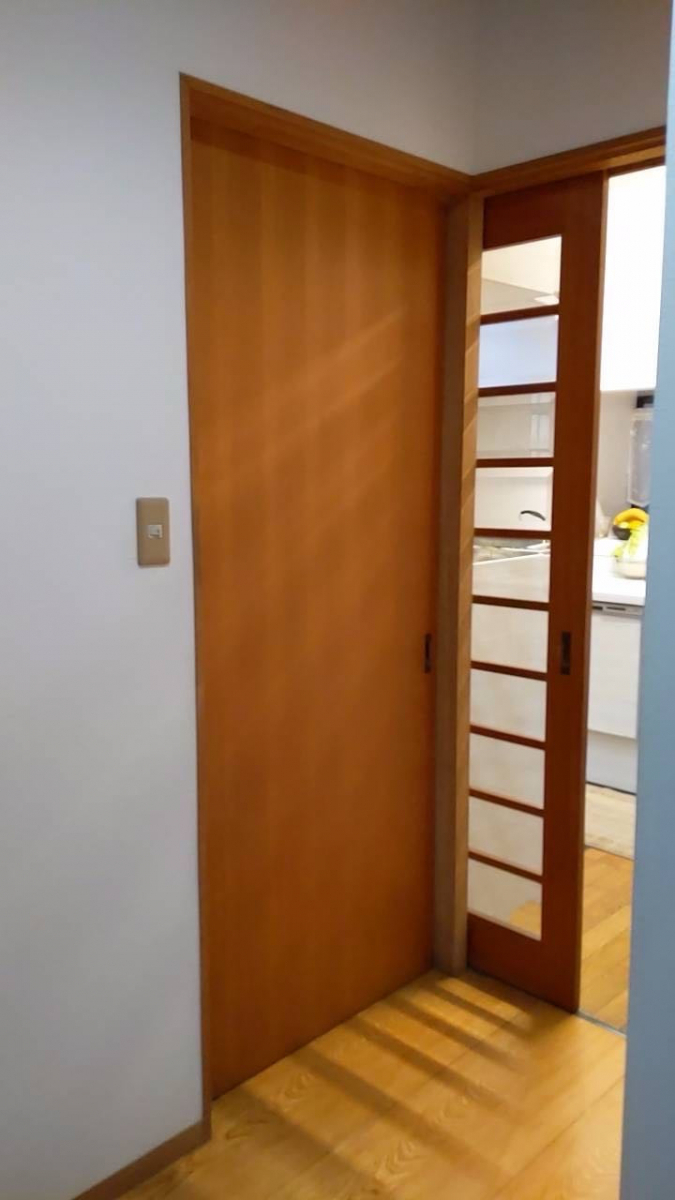 トータスエステート 本店の【広島市安佐北区】重たい室内引戸を軽く快適に！木製建具交換の施工前の写真3