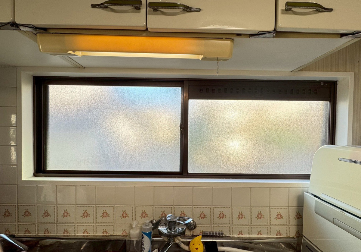 トータスエステート 本店の【広島市安佐北区】窓リフォーム｜結露・暑さ・チェロの防音対策を補助金で賢く解決！～キッチン編～の施工前の写真1