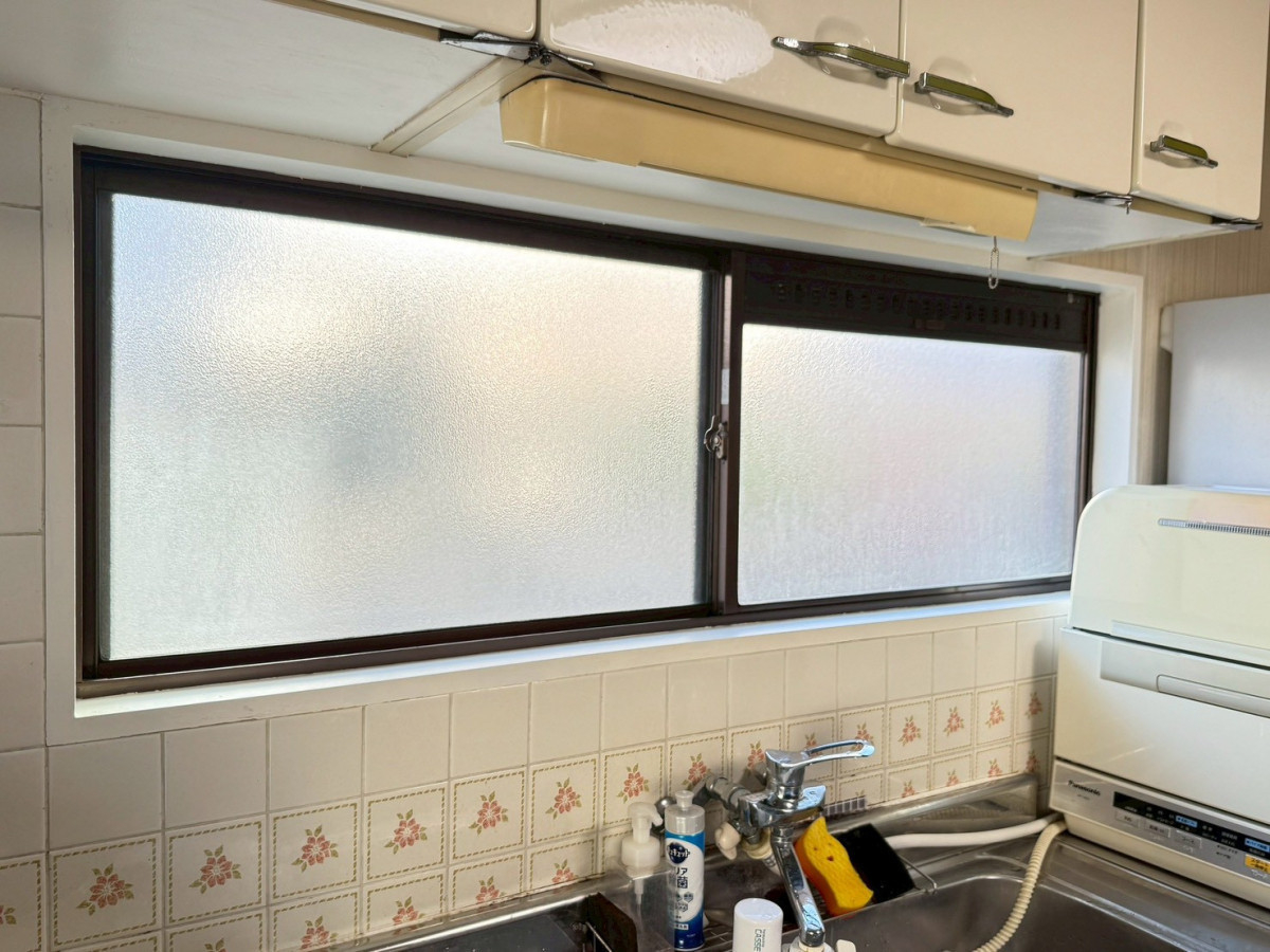 トータスエステート 本店の【広島市安佐北区】窓リフォーム｜結露・暑さ・チェロの防音対策を補助金で賢く解決！～キッチン編～の施工前の写真2