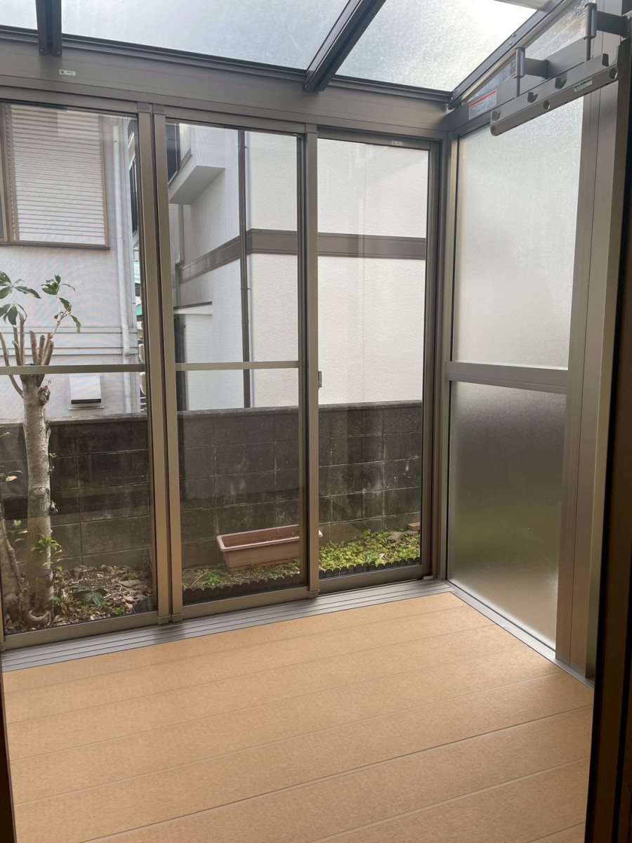 トータスエステート 本店の【広島市安佐北区】洗濯物・布団干しをラクに！日差しも防ぐサンルーム施工事例の施工後の写真3