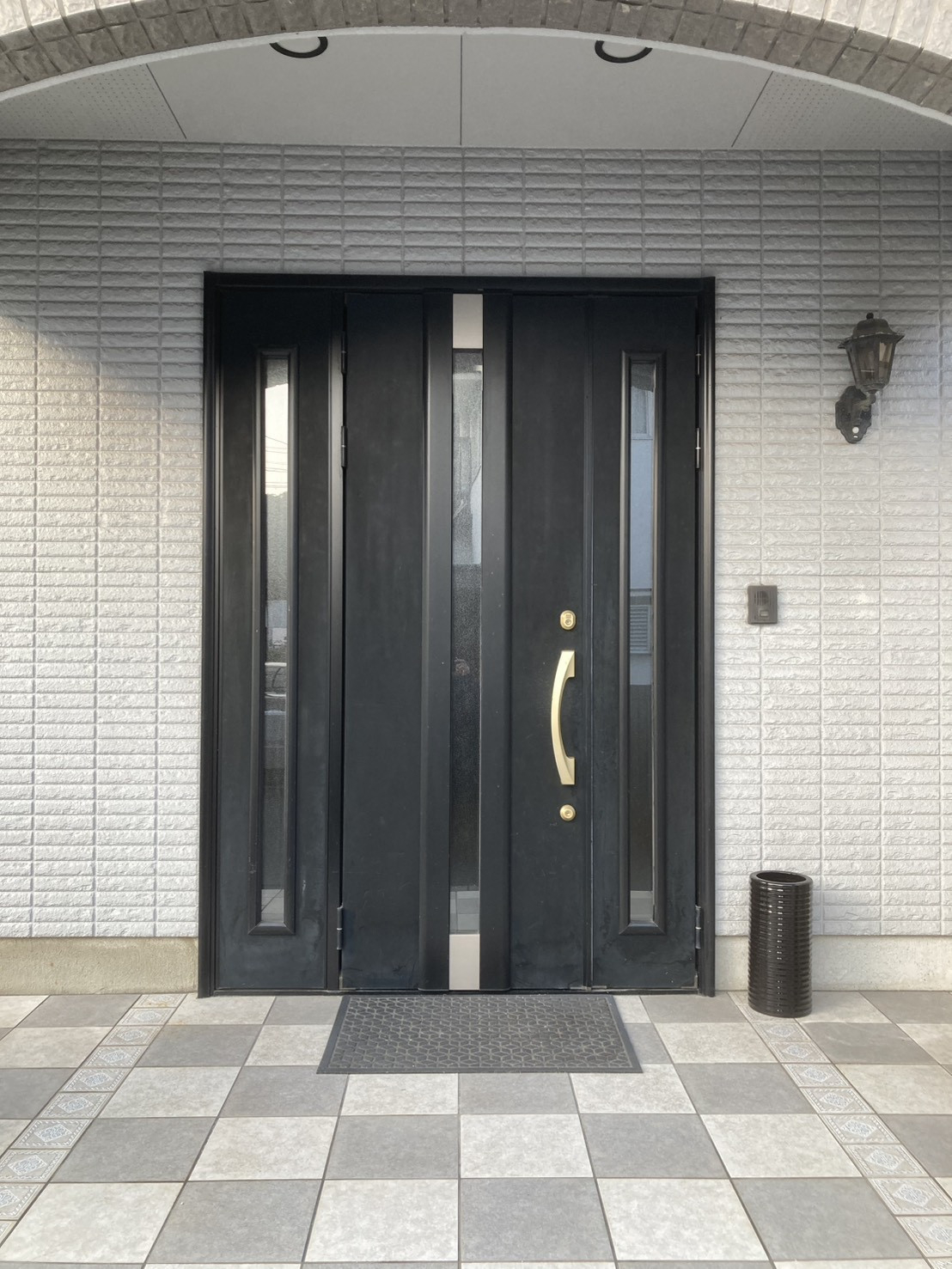 トータスエステート 本店の【広島市安佐北区】最新の玄関にリフォーム。築25年のおうち改善事例～玄関ドア編～の施工前の写真1