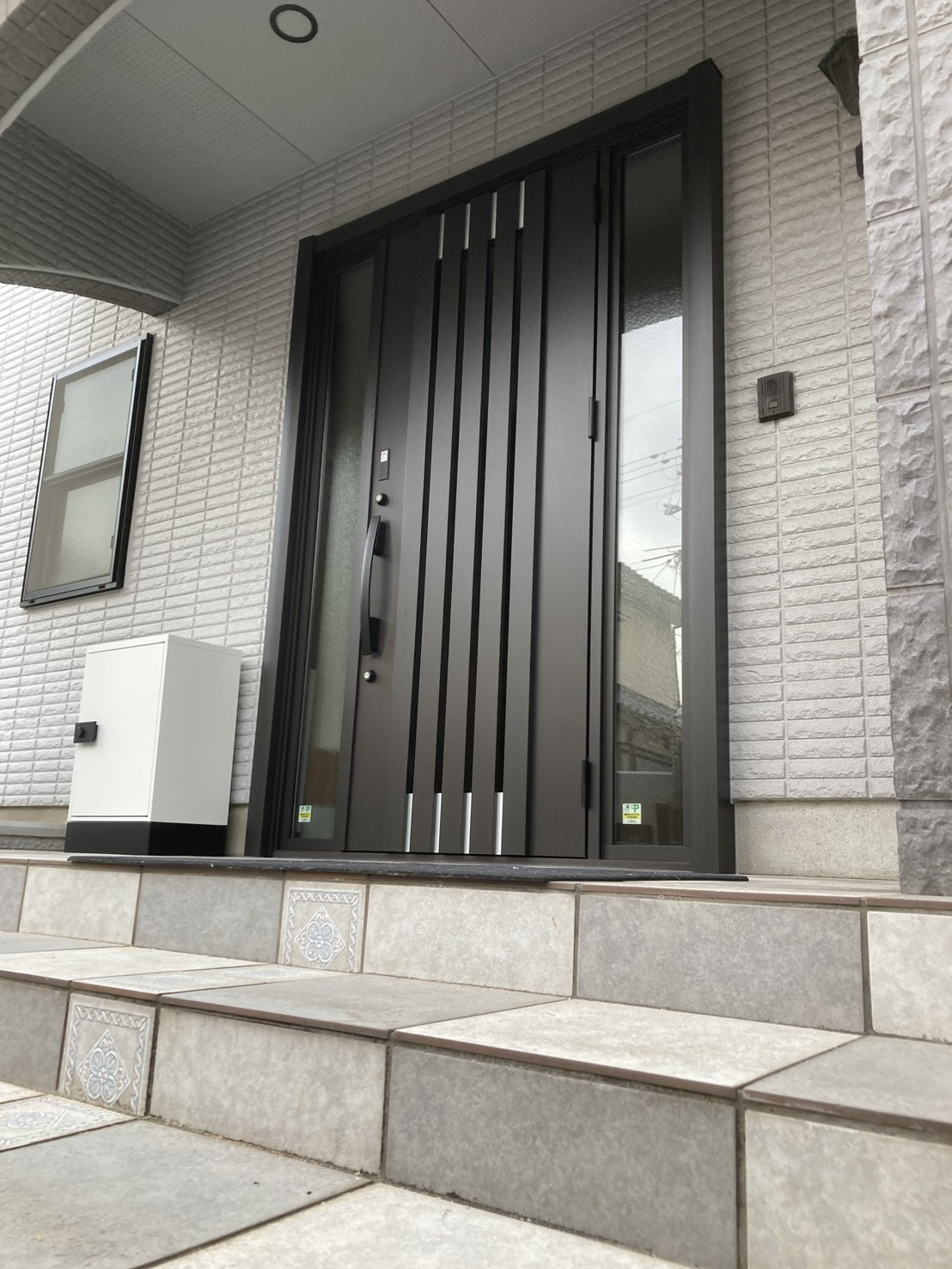 トータスエステート 本店の【広島市安佐北区】最新の玄関にリフォーム。築25年のおうち改善事例～玄関ドア編～のお客さまの声の写真1