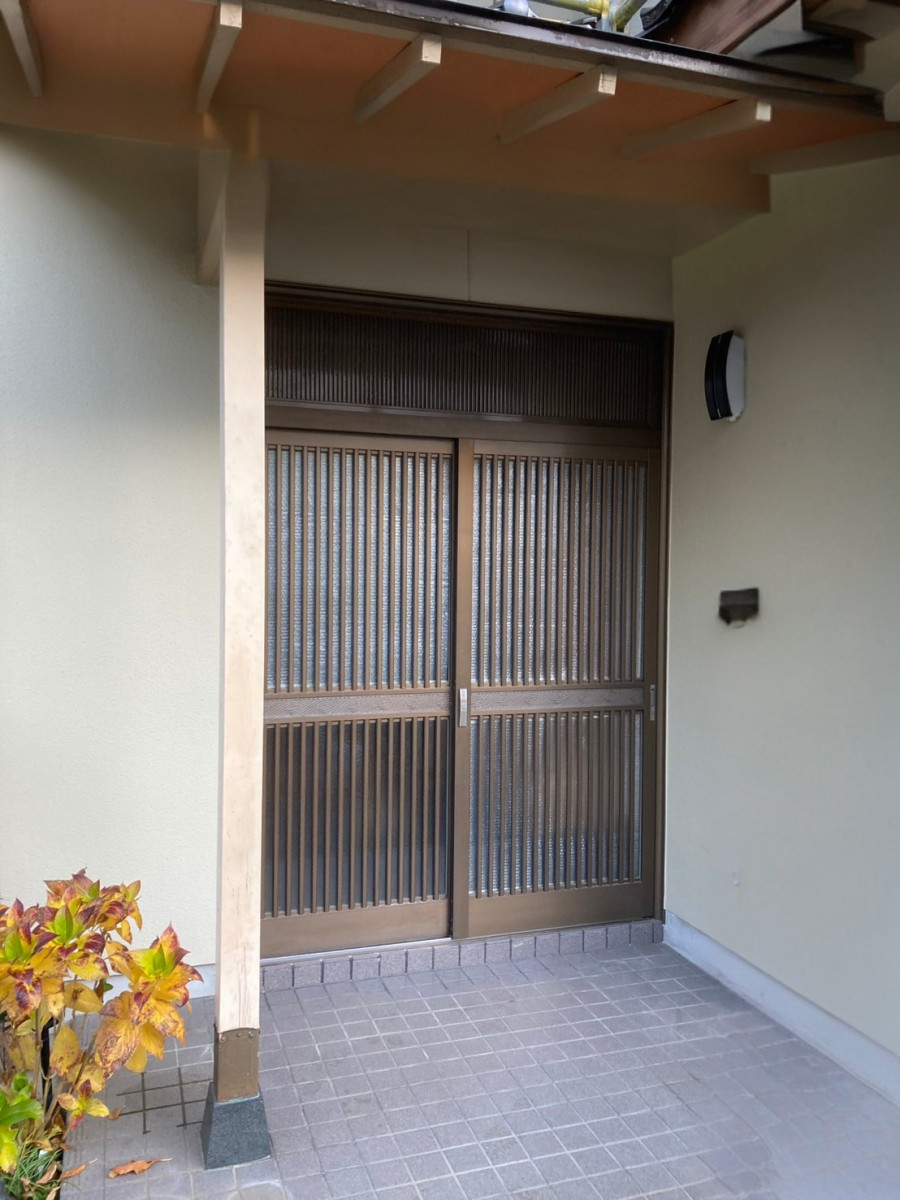 トータスエステート 本店の【広島市安佐北区】寒さも不安もまとめて解消！玄関引戸交換事例の施工前の写真1