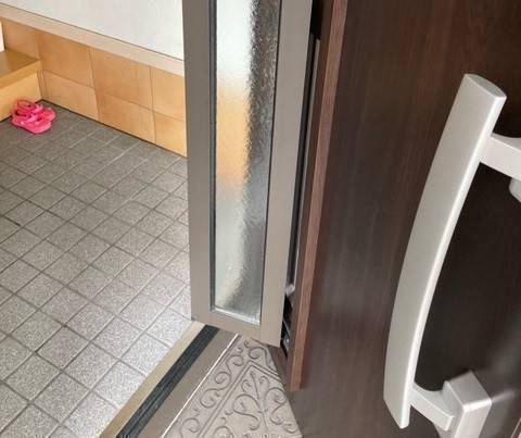 トータスエステートの玄関リフォーム　引戸からドアへの交換も1日で完了の施工後の写真2