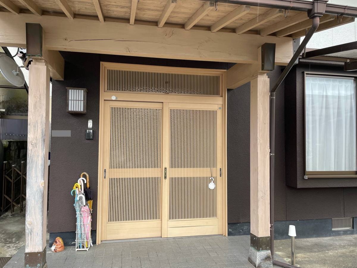 トータスエステートの玄関リフォーム　引戸からドアへの交換も1日で完了の施工前の写真1