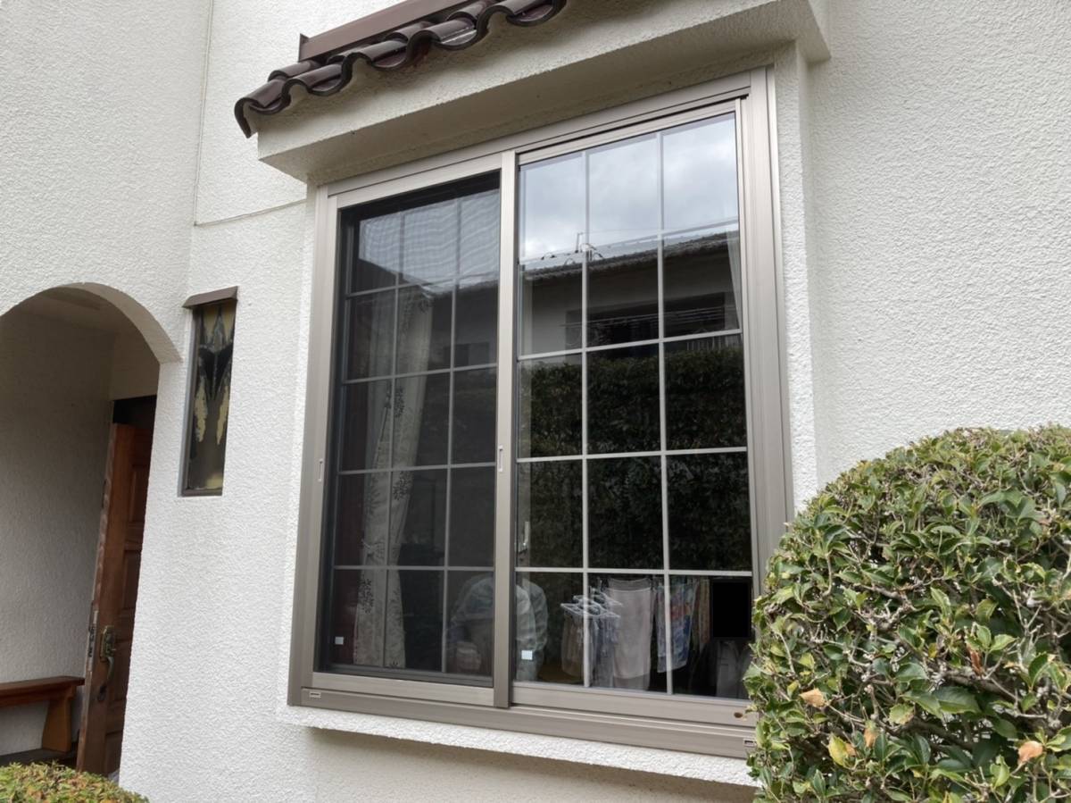 トータスエステートの窓リフォーム　取替窓　リプラス　カバー工法　シャイングレー　格子入りガラスの施工後の写真1