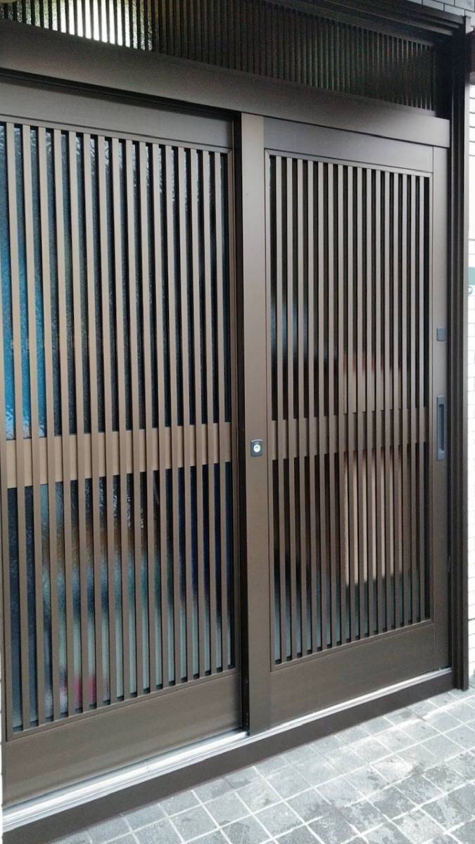 トータスエステートの玄関引戸　リフォーム工事　カバー工法　リシェント　SG仕様　S51型　ブロンズ艶消しの施工後の写真1