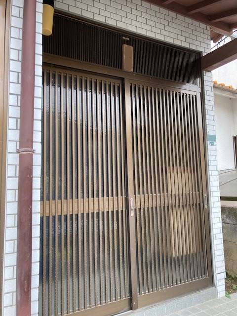 トータスエステートの玄関引戸　リフォーム工事　カバー工法　リシェント　SG仕様　S51型　ブロンズ艶消しの施工前の写真1