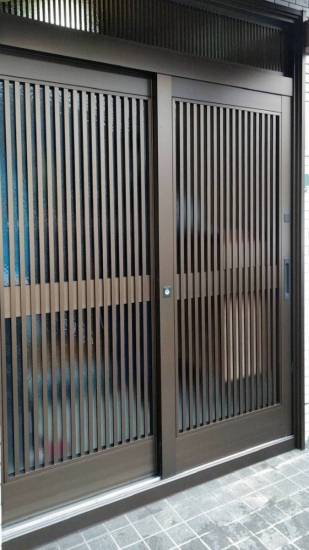 トータスエステートの玄関引戸　リフォーム工事　カバー工法　リシェント　SG仕様　S51型　ブロンズ艶消し施工事例写真1