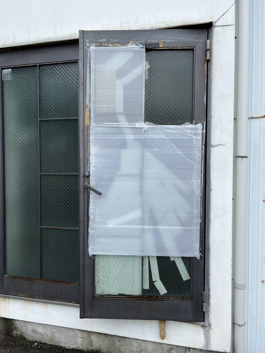 中嶋トーヨー住器の網入りガラス　張替えの施工前の写真1