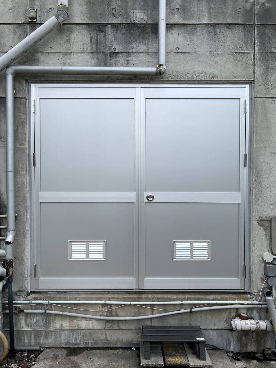 中嶋トーヨー住器のフロンテック丁番ドア　両開き　取替施工の施工前の写真1