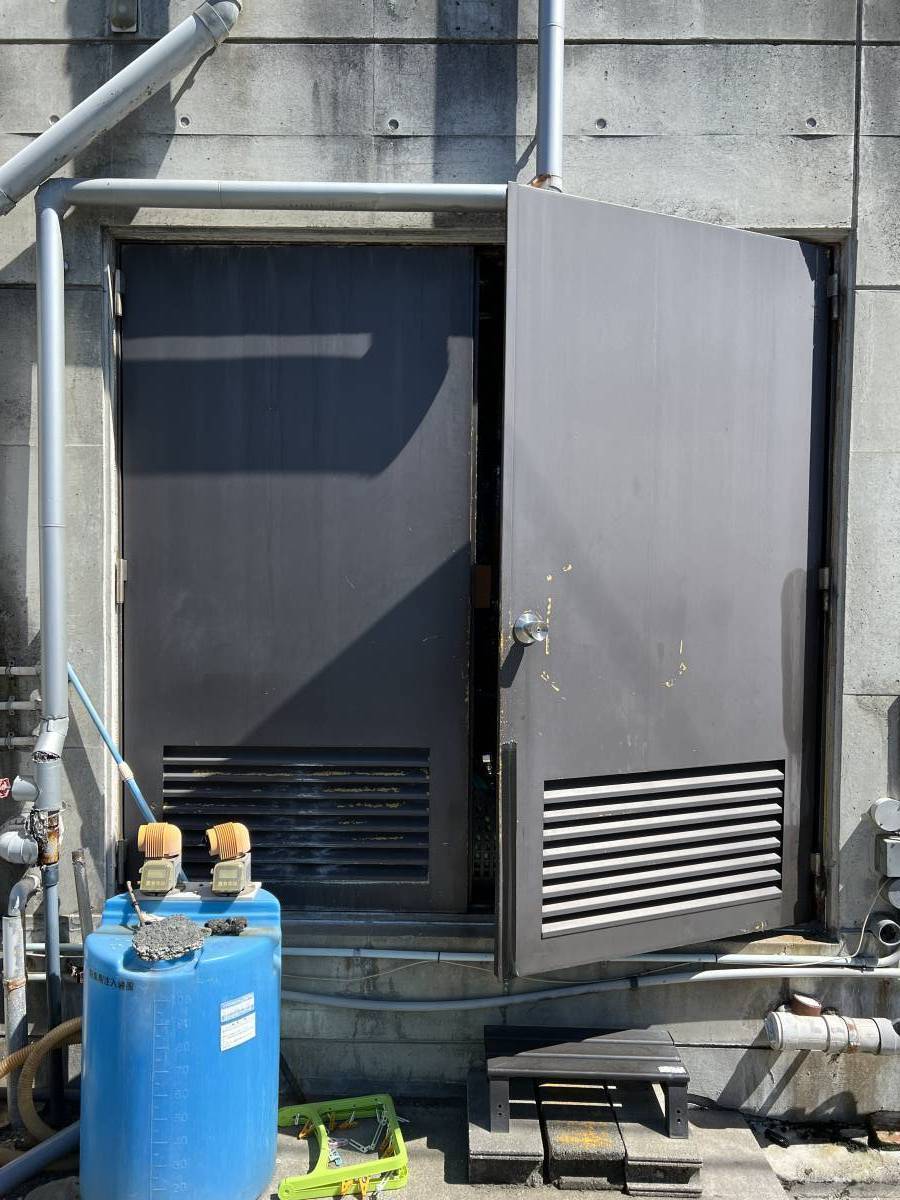 中嶋トーヨー住器のフロンテック丁番ドア 両開き 取替施工の施工前の写真1