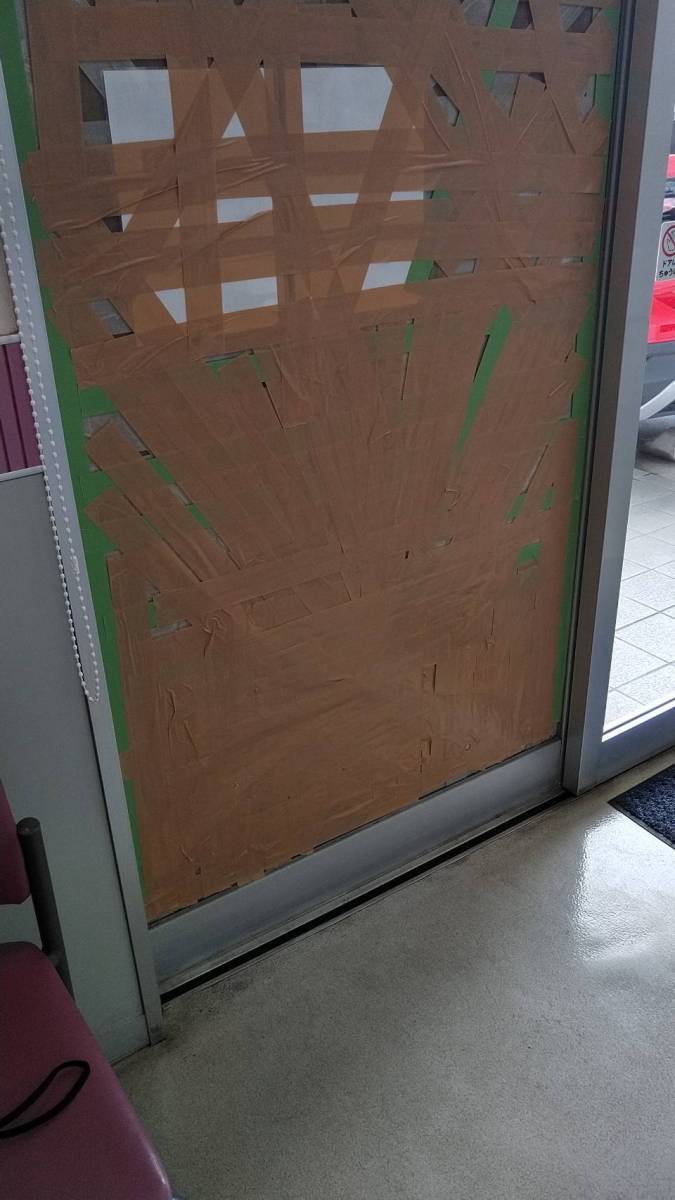 中嶋トーヨー住器の自動ドア　袖ガラス　取替補修の施工前の写真2