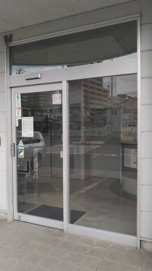 中嶋トーヨー住器の自動ドア　袖ガラス　取替補修施工事例写真1