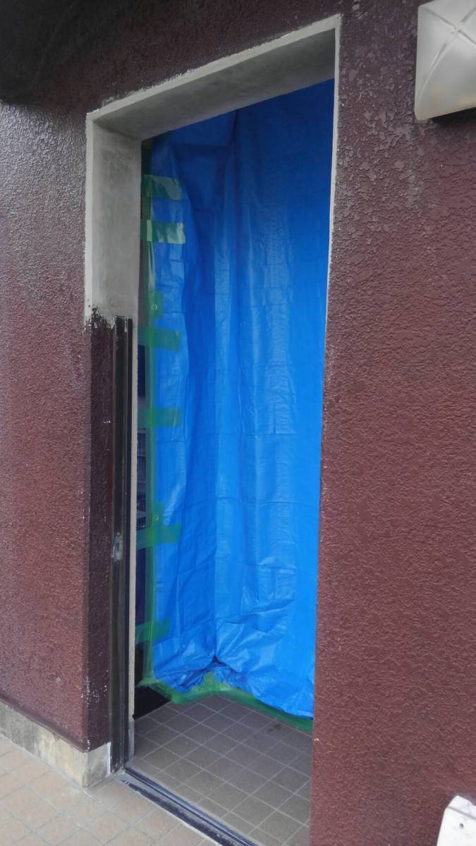 中嶋トーヨー住器の【施工】アーチドアから通常ドアへの取り替え工事の施工前の写真2