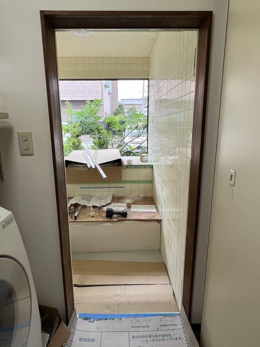 中嶋トーヨー住器の浴室折戸　取替施工の施工前の写真2