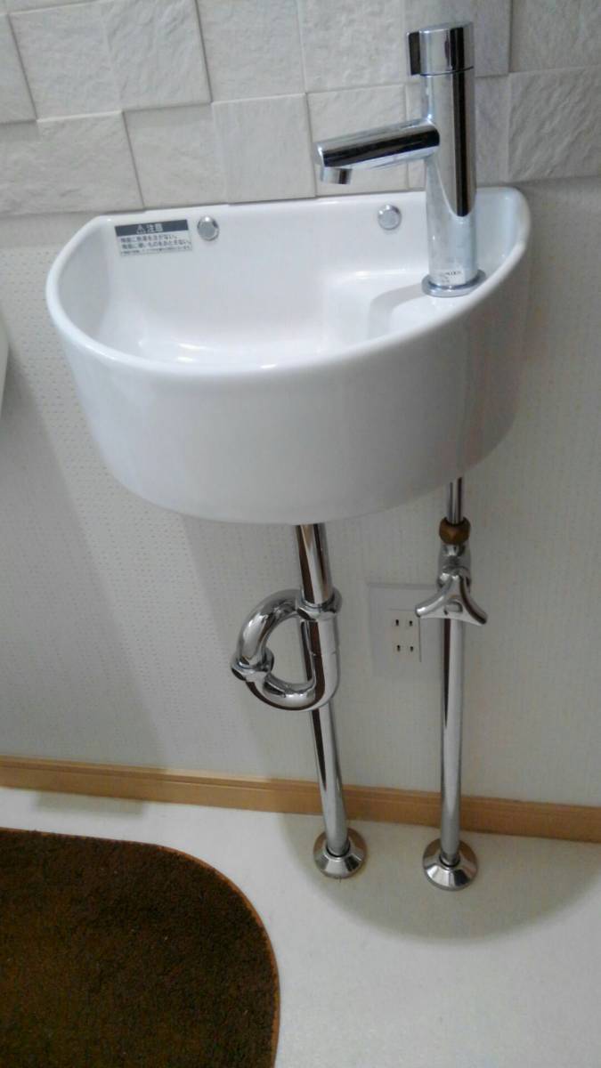 中嶋トーヨー住器の１階と２階の手洗いを手動水栓から自動水栓に取替の施工前の写真1
