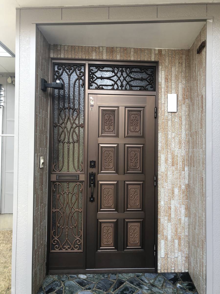 中嶋トーヨー住器の1DAYリフォーム・LIXILリシェント玄関ドアの施工前の写真1