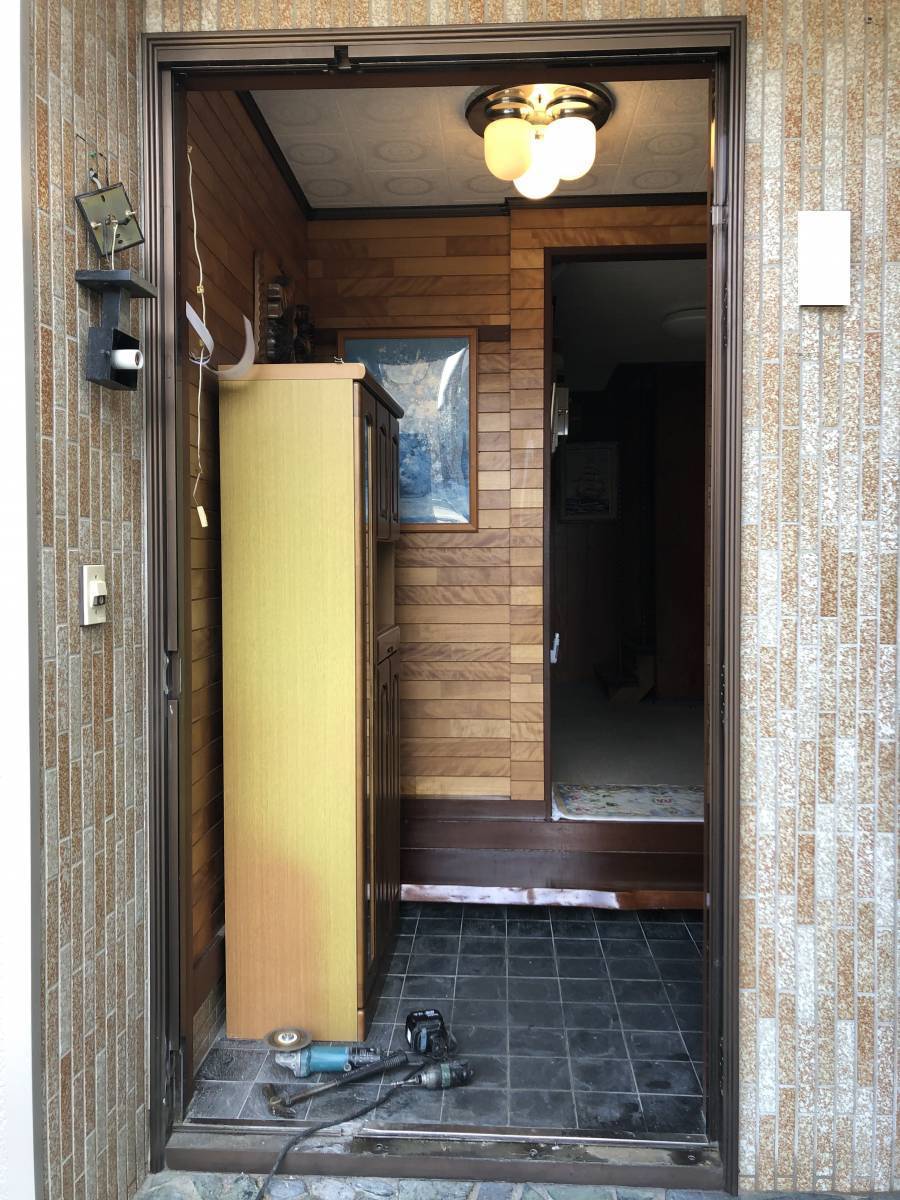 中嶋トーヨー住器の1DAYリフォーム・LIXILリシェント玄関ドアの施工前の写真3