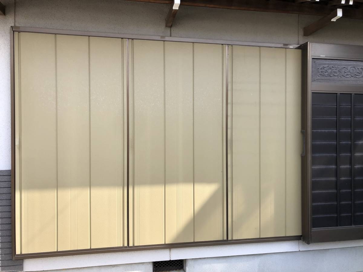 中嶋トーヨー住器の採風タイプ　雨戸取替工事の施工前の写真1