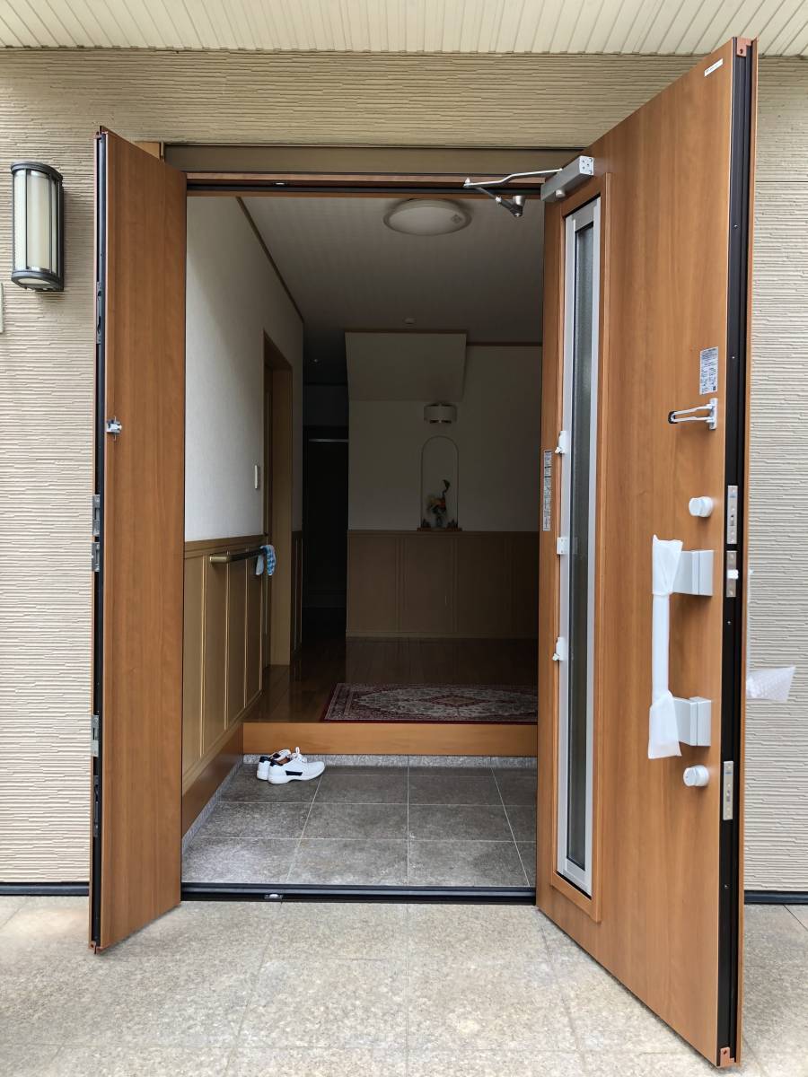 中嶋トーヨー住器の三協アルミ　ノバリス K4 H11型　玄関ドア交換の施工前の写真3