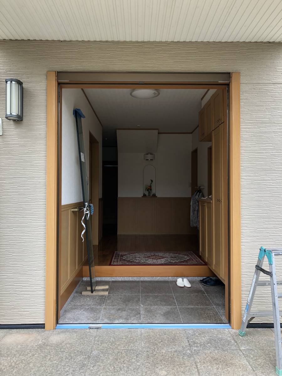 中嶋トーヨー住器の三協アルミ　ノバリス K4 H11型　玄関ドア交換の施工前の写真2