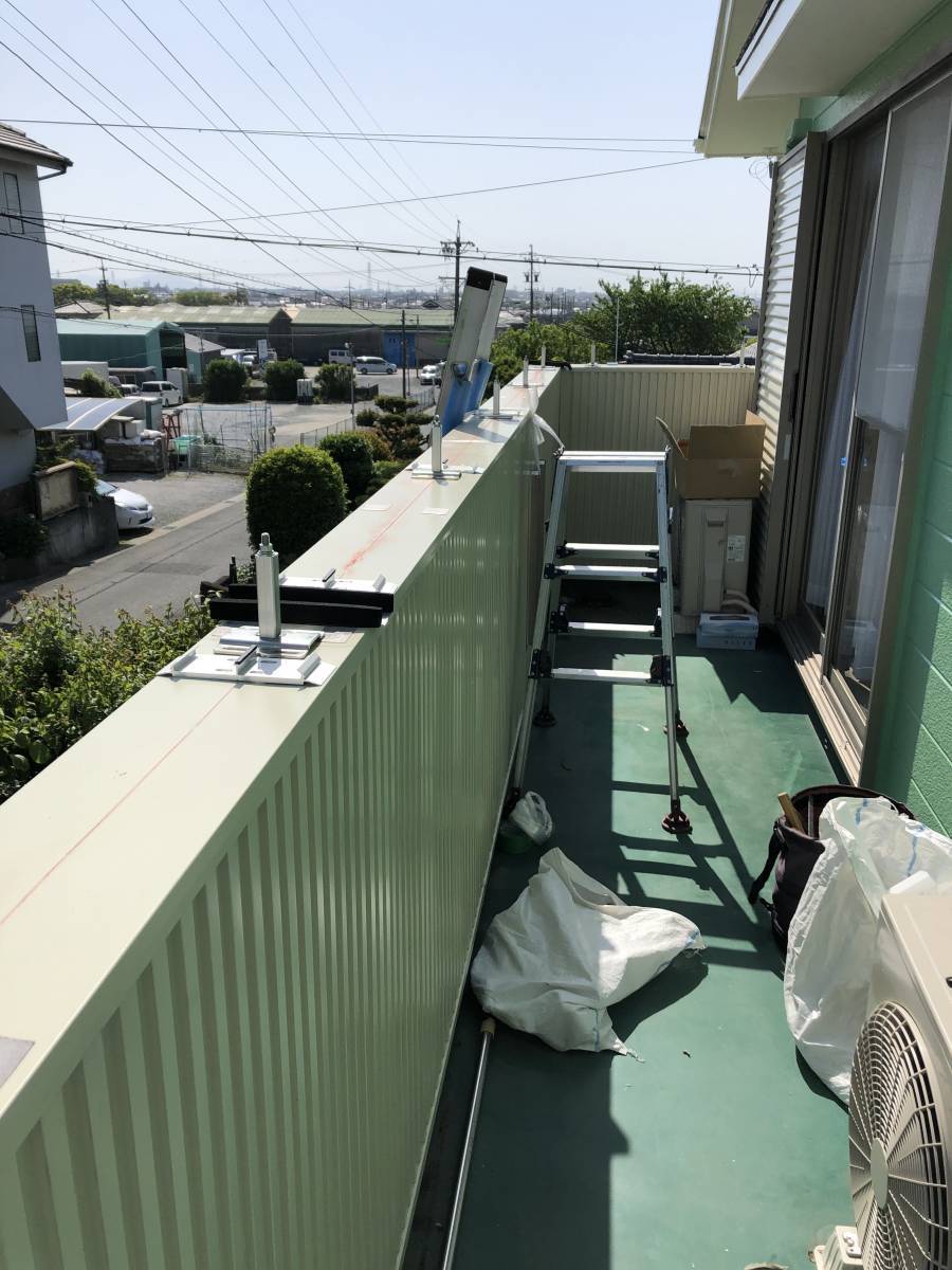 中嶋トーヨー住器の【エクステリア施工】笠木付き手すり　取付　の施工前の写真1