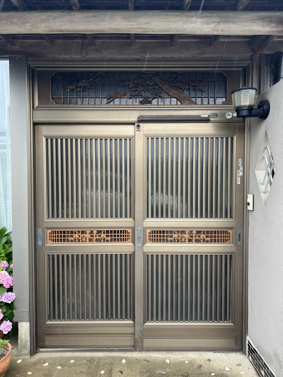 中嶋トーヨー住器の【玄関リフォーム】リシェント 玄関引戸(電気錠・網戸付) 取替施工の施工前の写真1