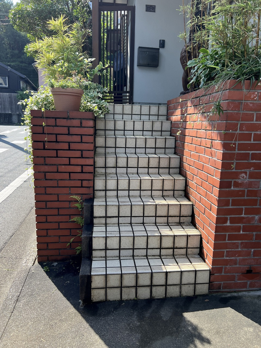 中嶋トーヨー住器の【安全対策】エクステリア グリップライン 手すり 取付施工の施工前の写真1