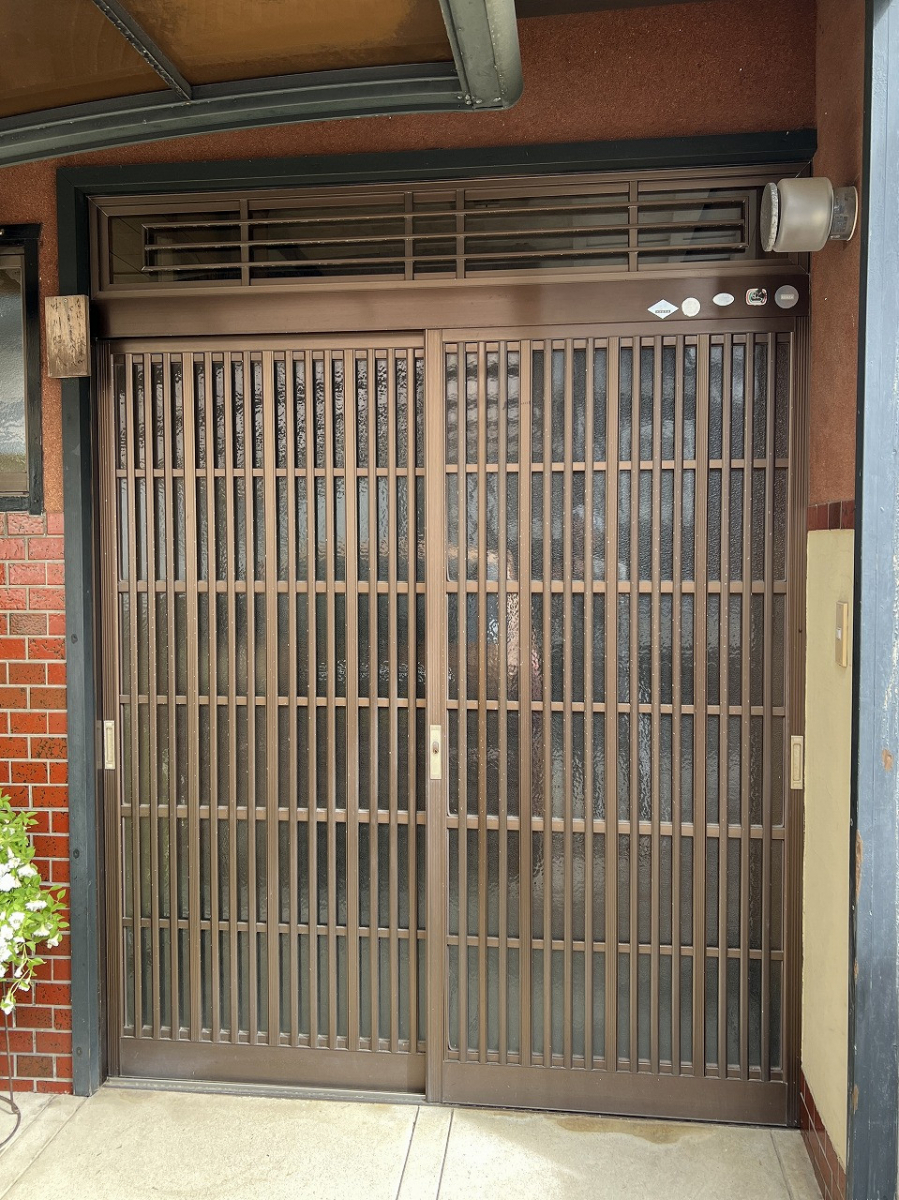 中嶋トーヨー住器の【玄関リフォーム】リシェント 玄関引戸(網戸付き) 取替施工の施工前の写真1