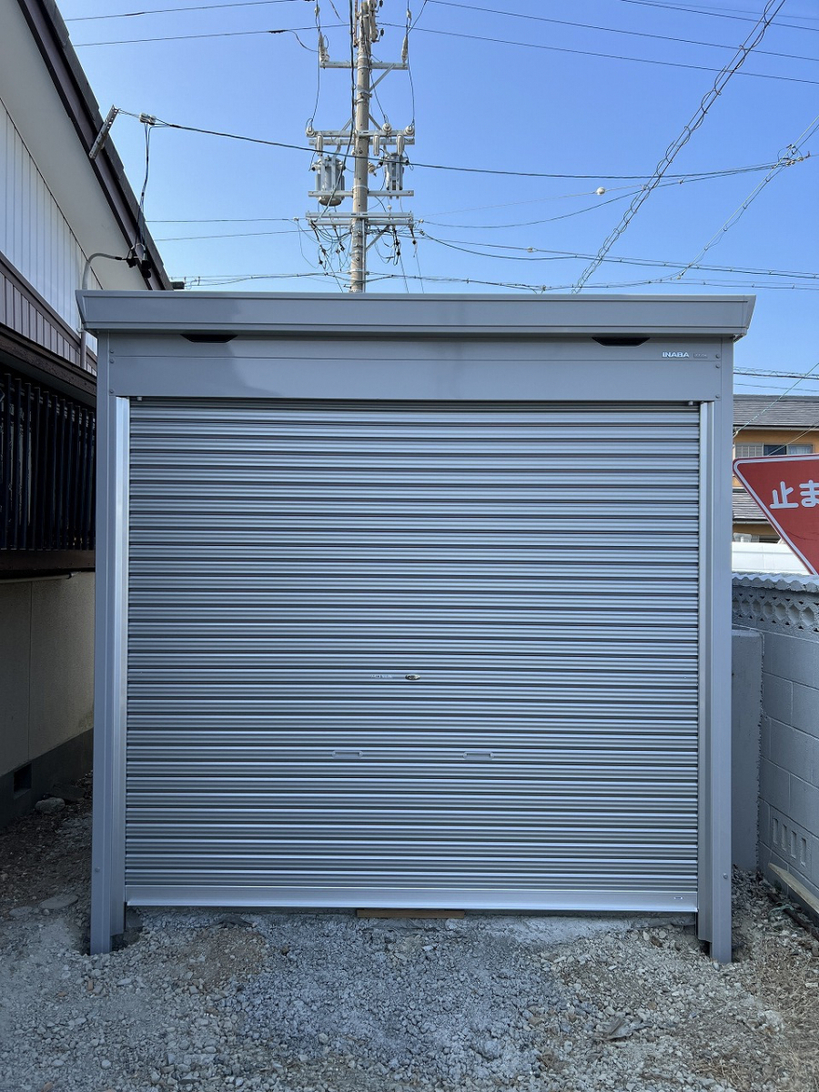 中嶋トーヨー住器の【エクステリア施工】イナバ物置 全面開口シャッターガレージ 設置工事の施工後の写真1