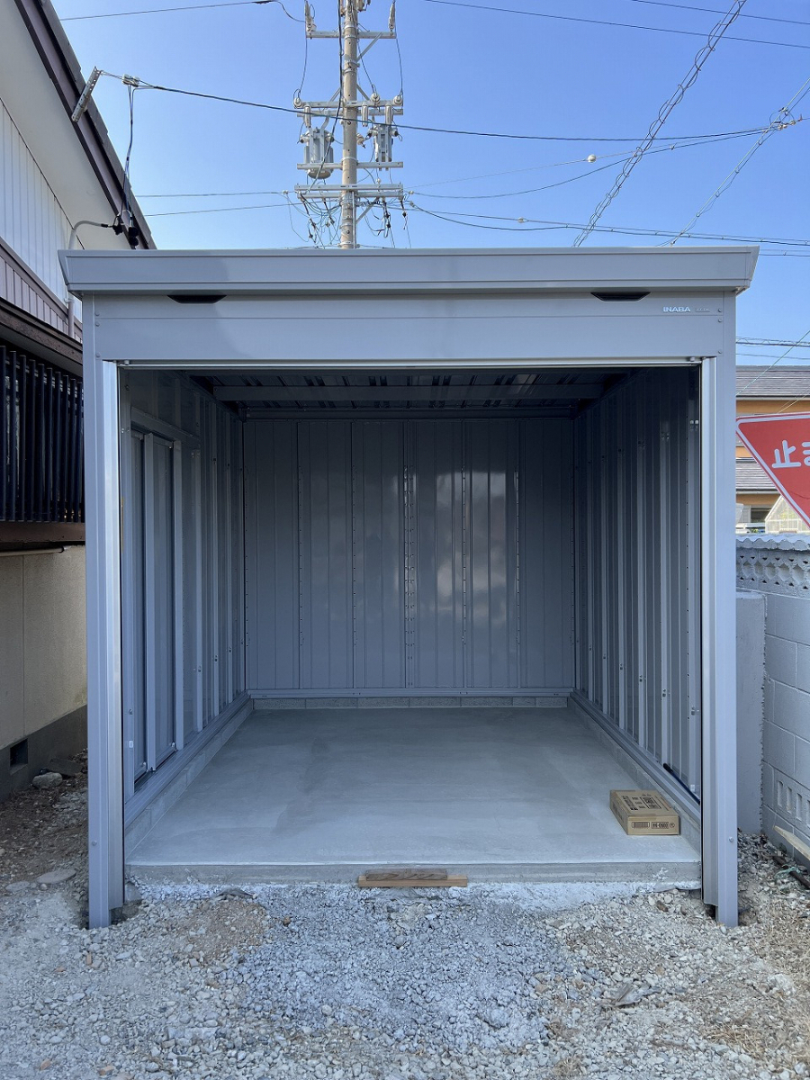 中嶋トーヨー住器の【エクステリア施工】イナバ物置 全面開口シャッターガレージ 設置工事の施工後の写真2