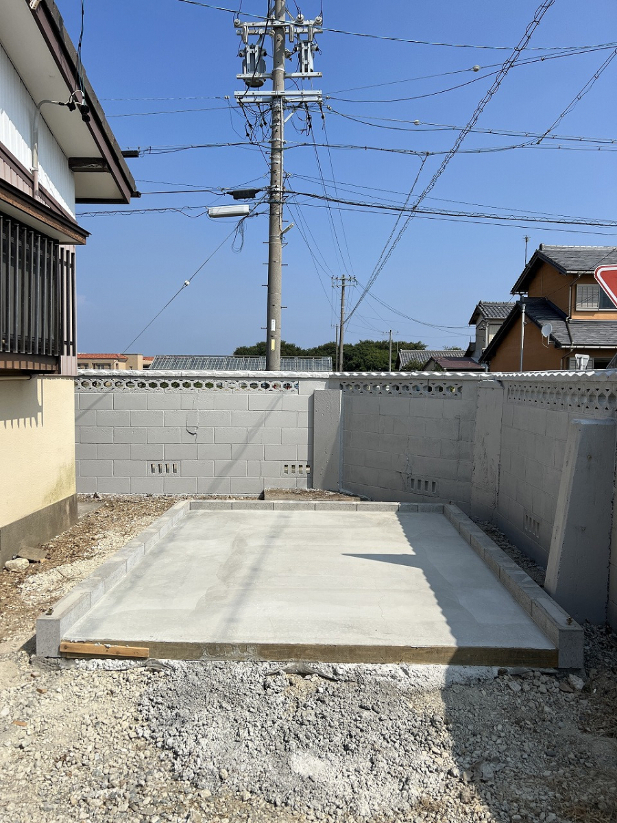 中嶋トーヨー住器の【エクステリア施工】イナバ物置 全面開口シャッターガレージ 設置工事の施工前の写真1