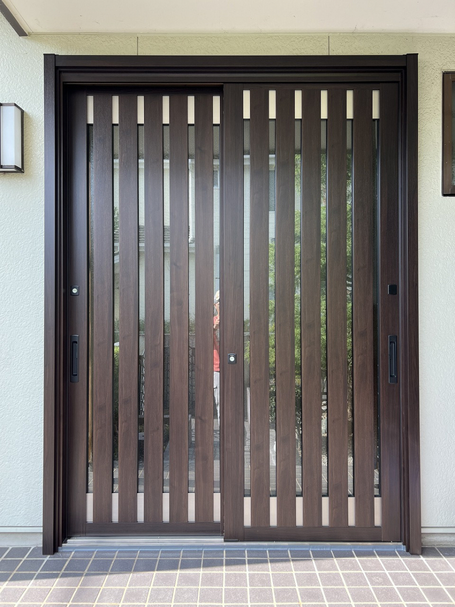 中嶋トーヨー住器の【玄関リフォーム】リシェント　玄関引戸(網戸付き)　取替施工の施工後の写真1