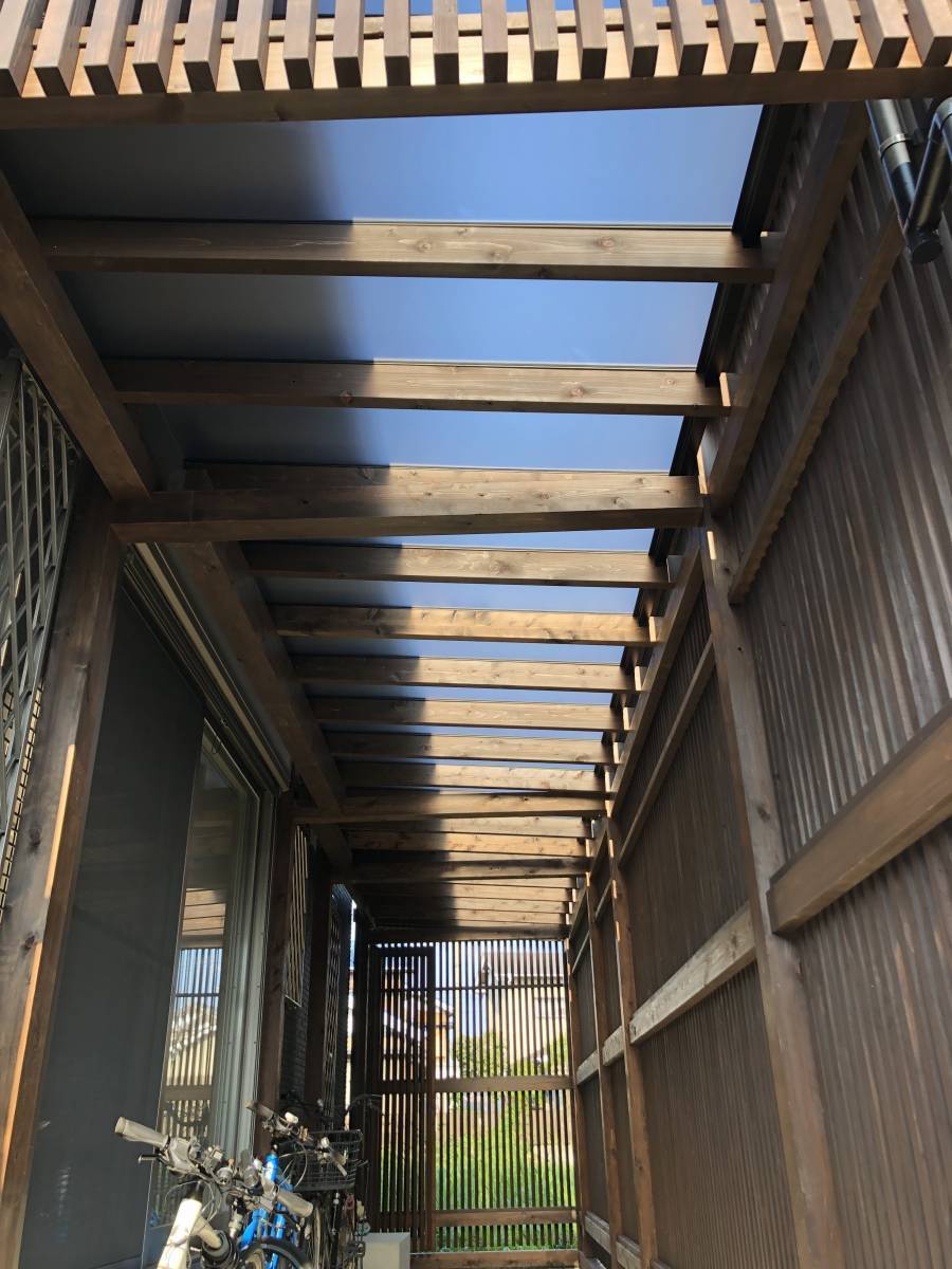 中嶋トーヨー住器の縦樋(たてどい)・屋根パネル　設置の施工後の写真1