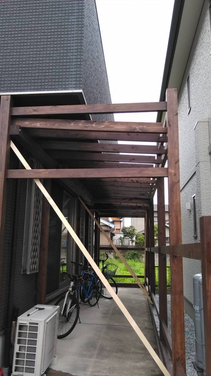 中嶋トーヨー住器の縦樋(たてどい)・屋根パネル　設置の施工前の写真1