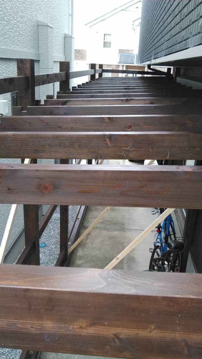 中嶋トーヨー住器の縦樋(たてどい)・屋根パネル　設置の施工前の写真2