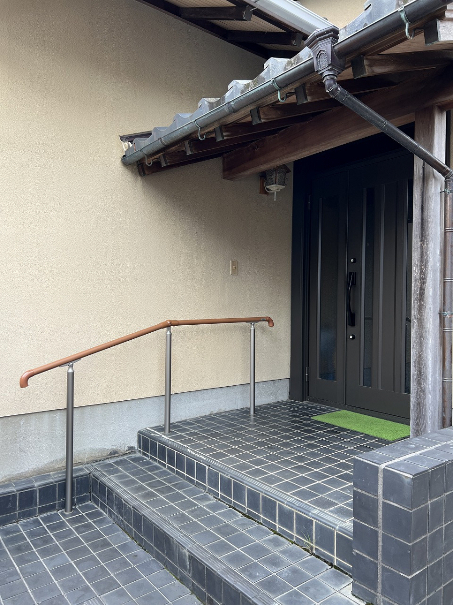 中嶋トーヨー住器の【転倒防止 / 安全対策】グリップライン　手すり　取付施工の施工後の写真1
