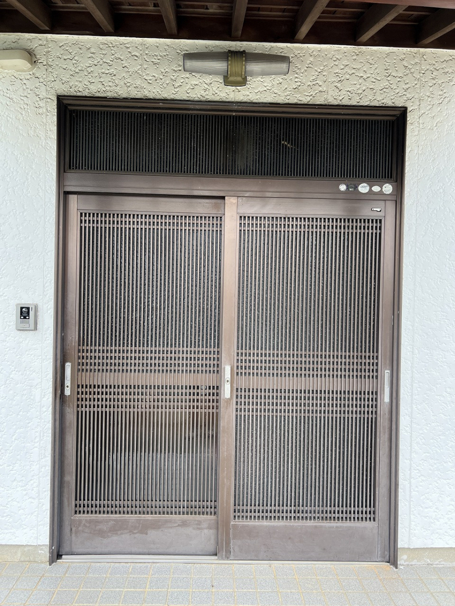 中嶋トーヨー住器の【セキュリティ強化】リシェント 玄関引戸(網戸付き) 取替施工の施工前の写真1