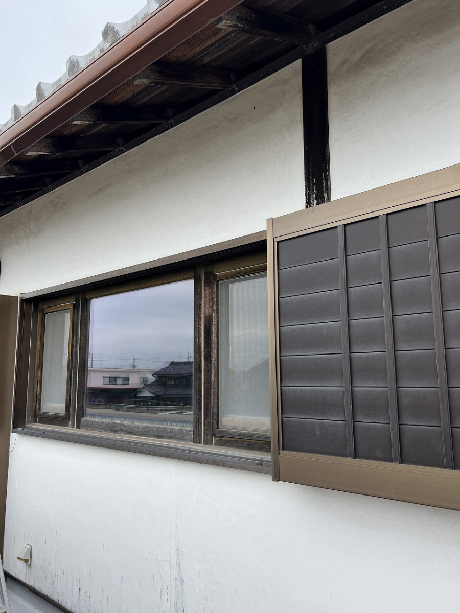 中嶋トーヨー住器の【断熱・防犯対策】電動後付けリフォームシャッター　取付施工の施工前の写真3