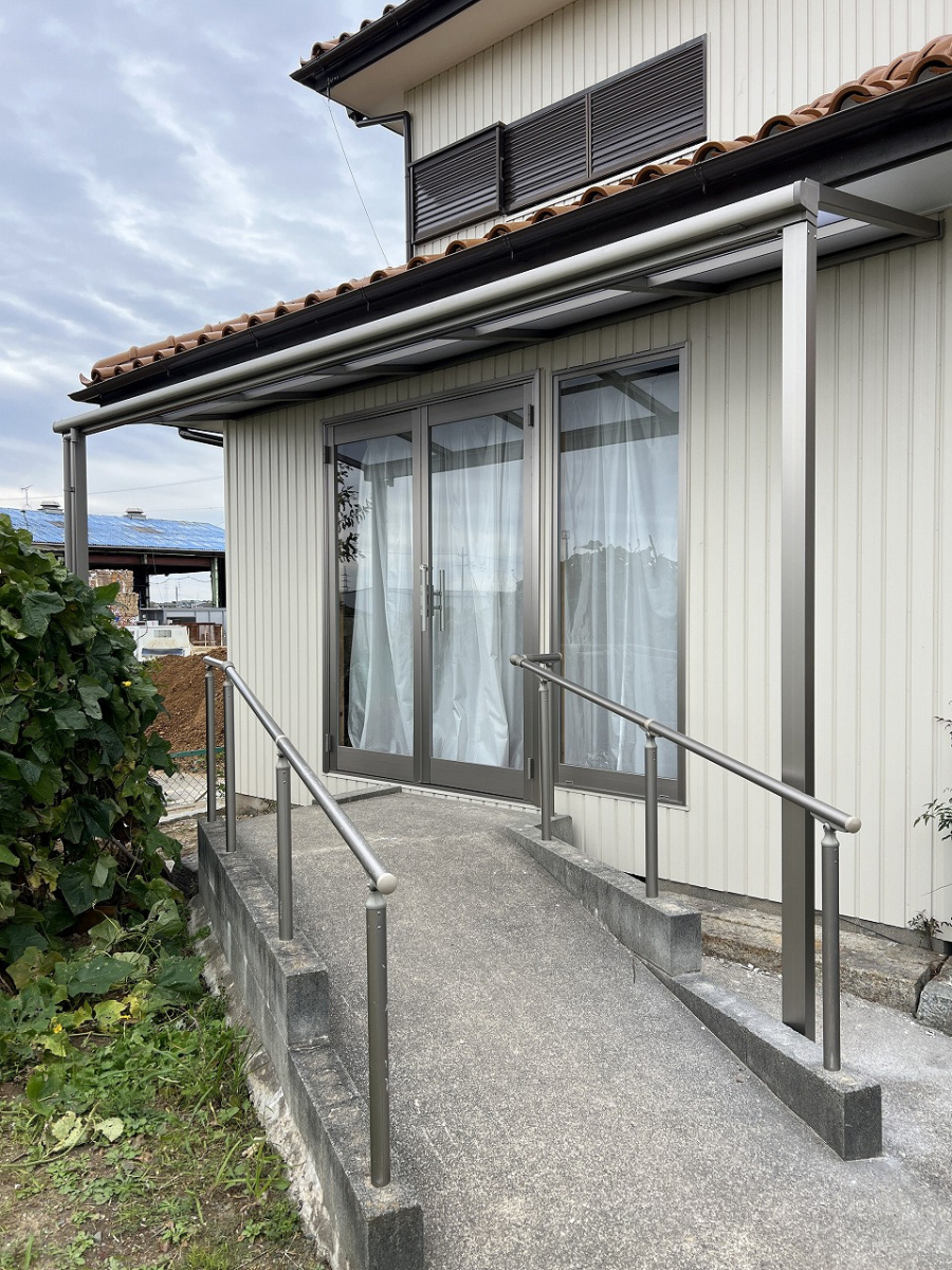 中嶋トーヨー住器の【エクステリア施工】スピーネF型　テラス屋根　2.5間×4尺　設置工事の施工後の写真1