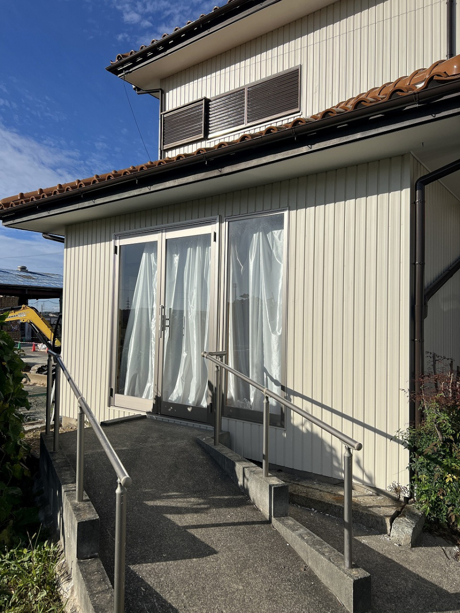 中嶋トーヨー住器の【エクステリア施工】スピーネF型　テラス屋根　2.5間×4尺　設置工事の施工前の写真1