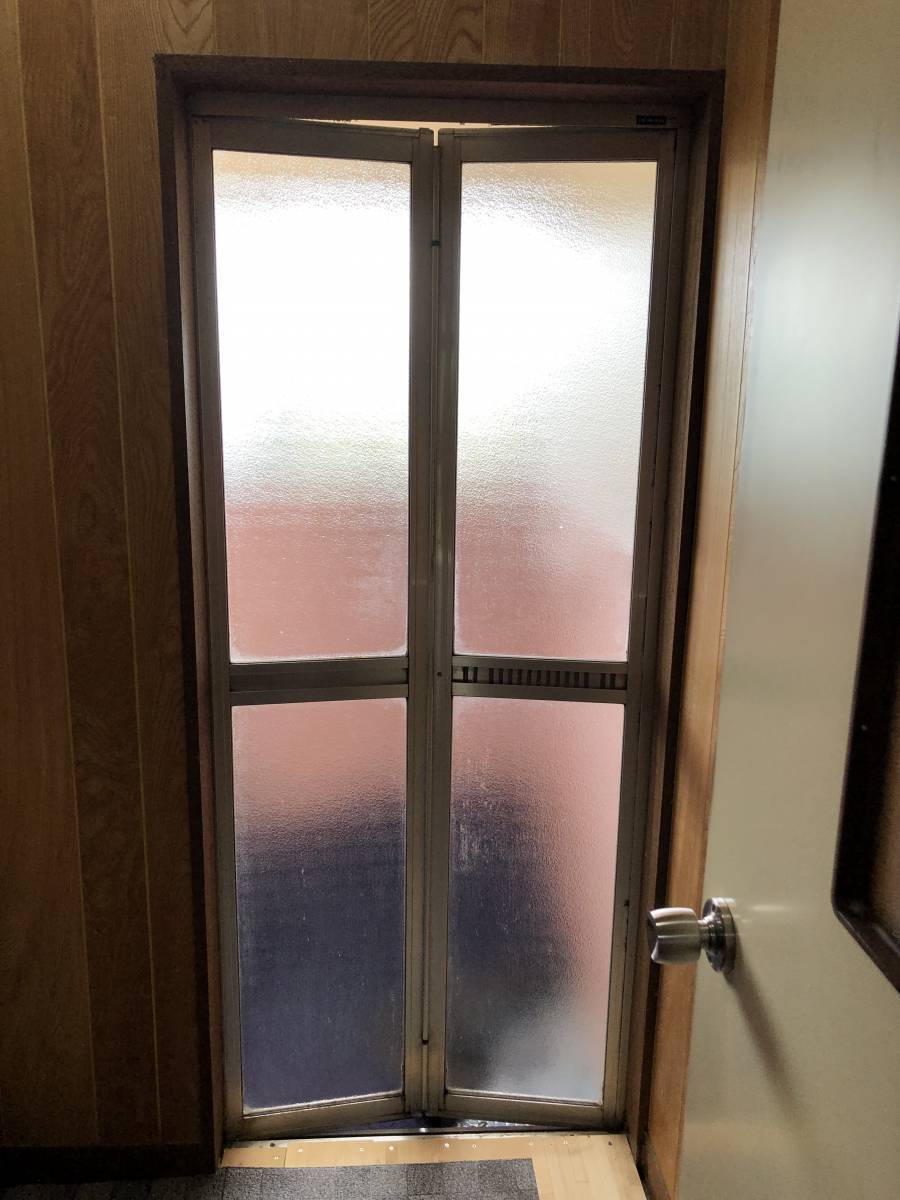 中嶋トーヨー住器のリフォーム浴室ドア　交換の施工前の写真1
